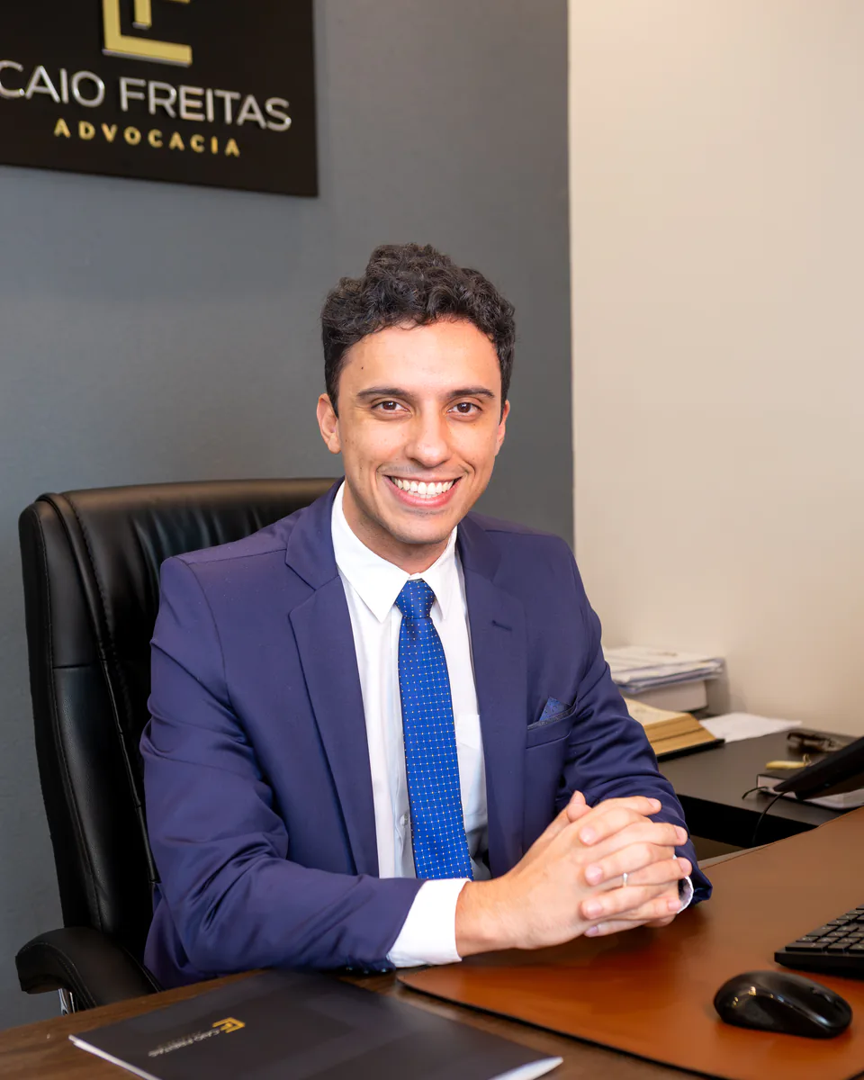 Dr. Caio Freitas sentado à mesa do escritório da Caio Freitas Advocacia